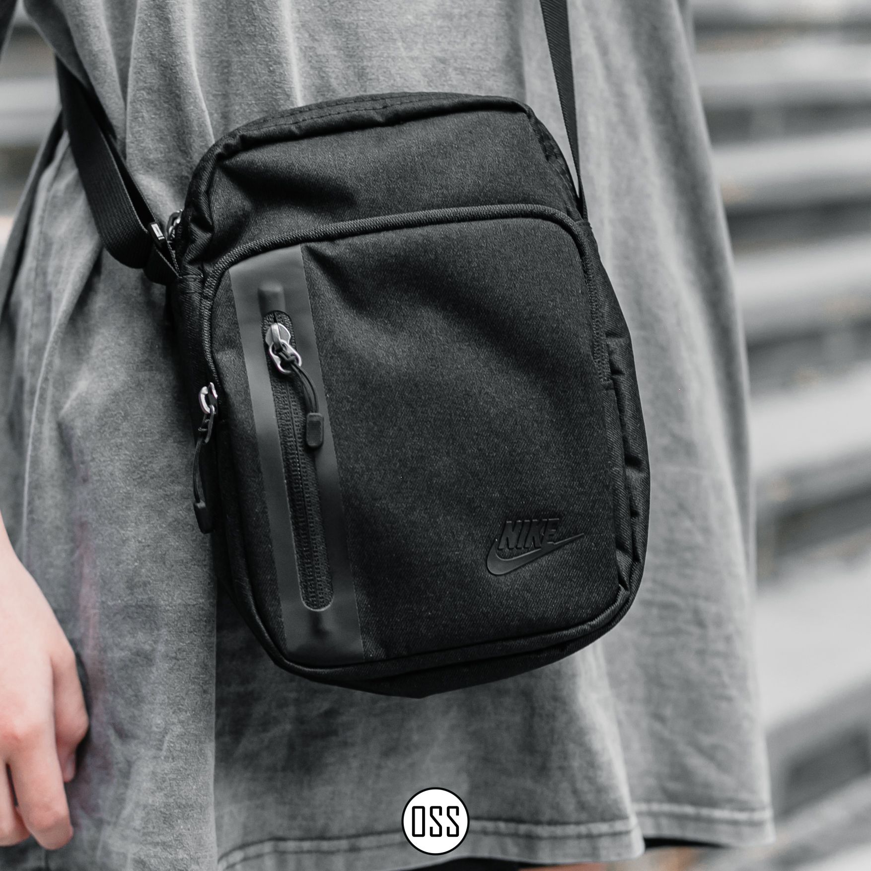  Nike Tech Cross-Body Bag - Black 