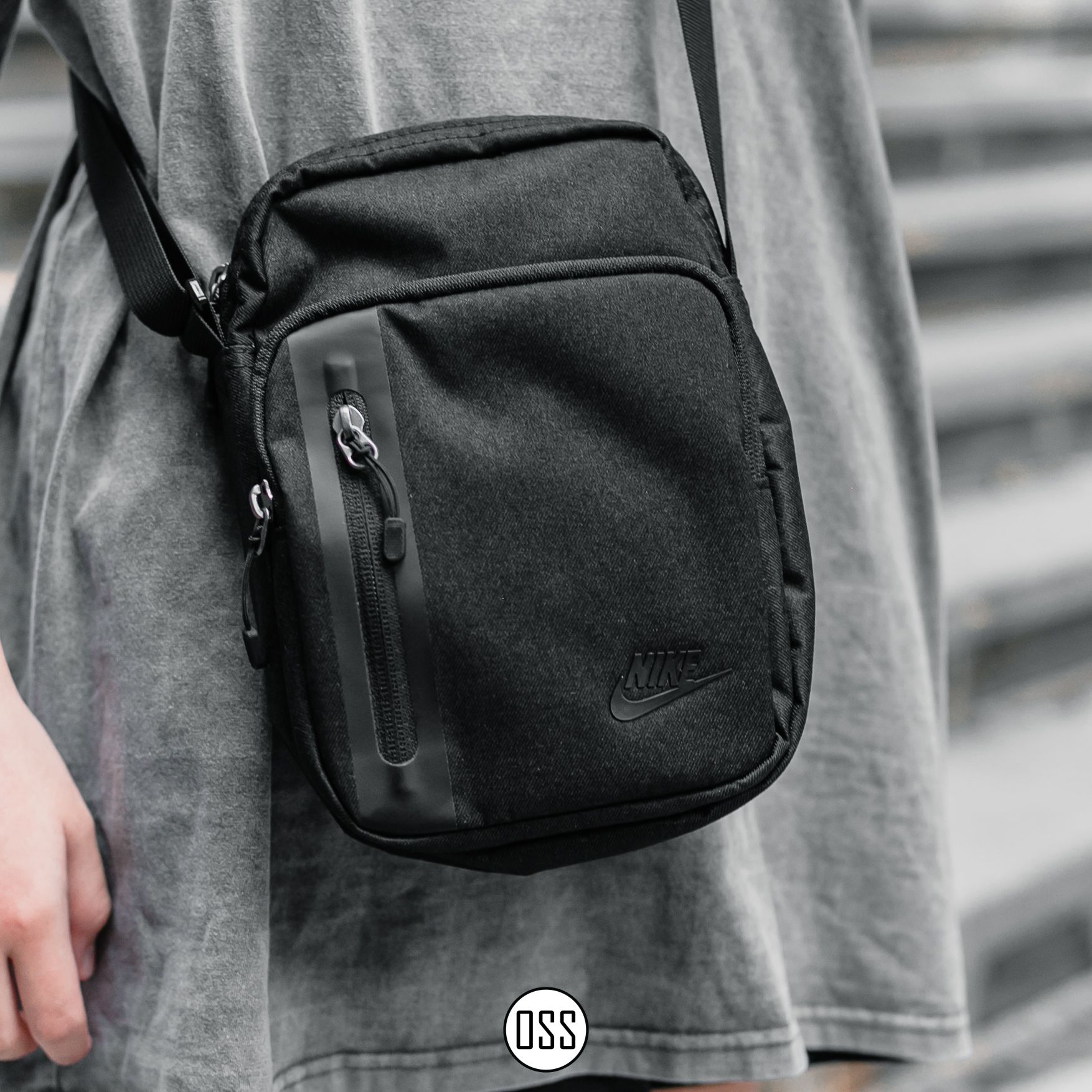 Nike Tech Cross-Body Bag - Black