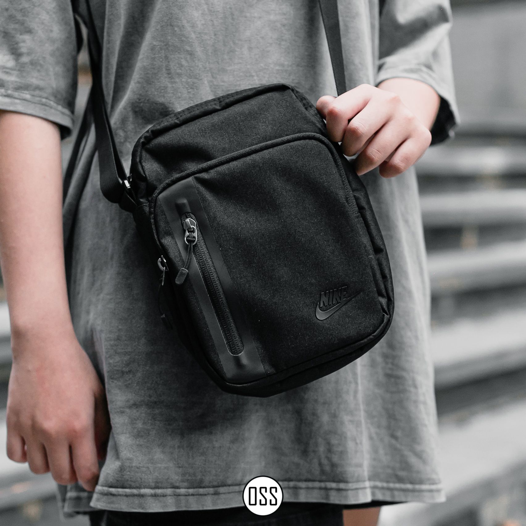 Nike Tech Cross-Body Bag - Black