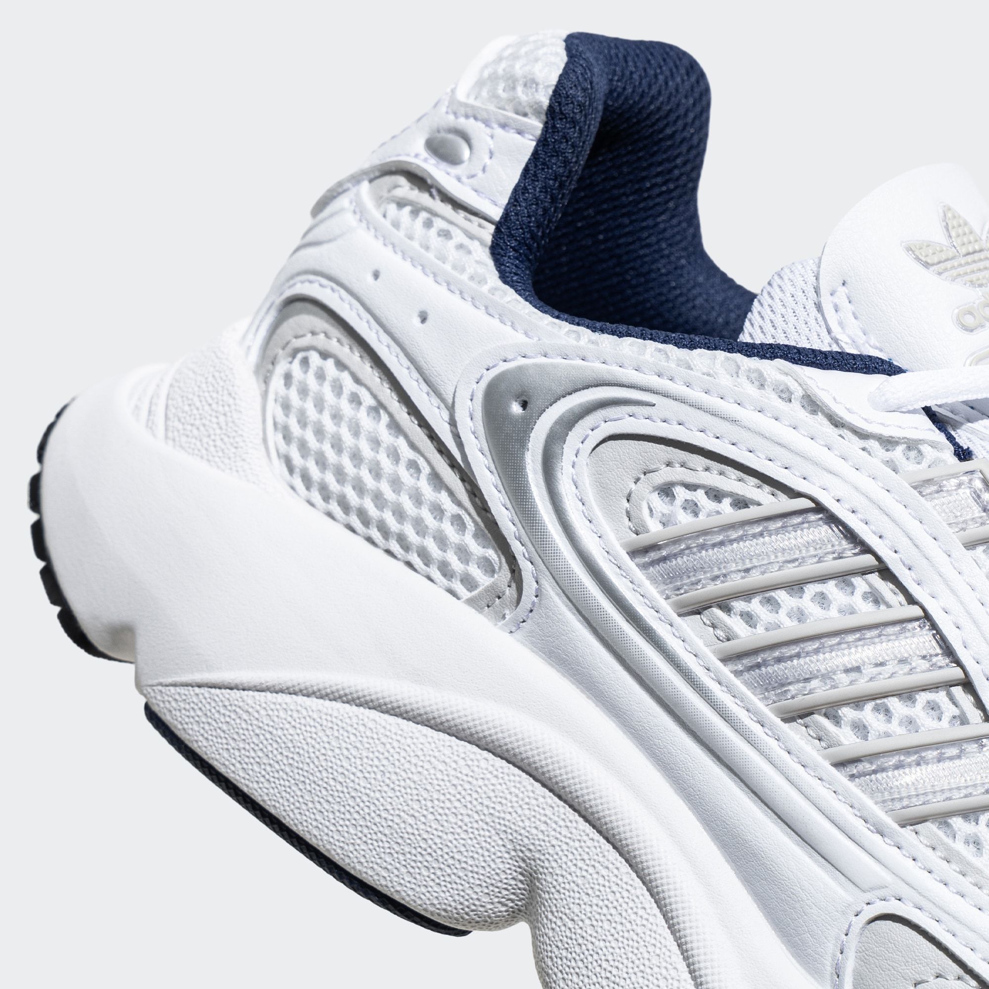  adidas Ozmillen - White / Navy 