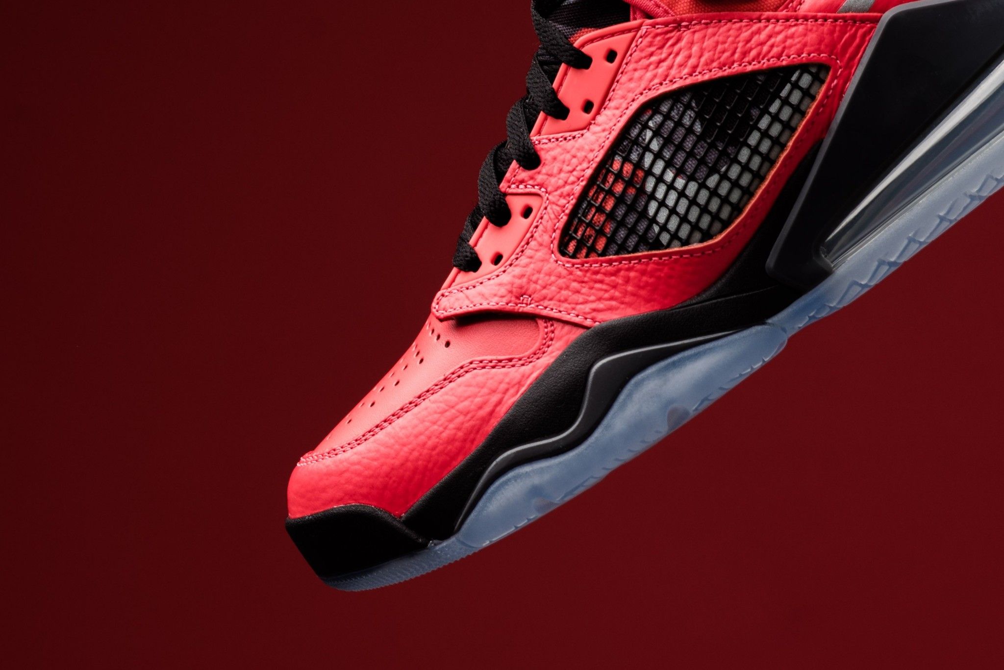 Paris Saint-Germain x Jordan Mars 270
