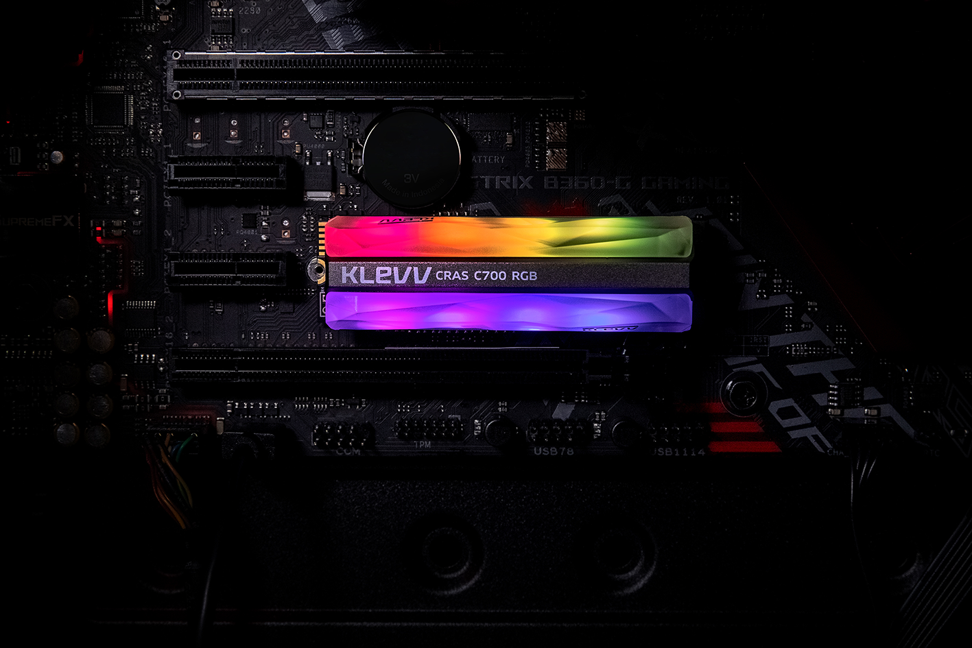  SSD KLEVV CRAS C700 RGB 240GB - 3D NAND M.2 NVMe PCIe Gen 3x4 ( K240GM2SP0-C7R ) 