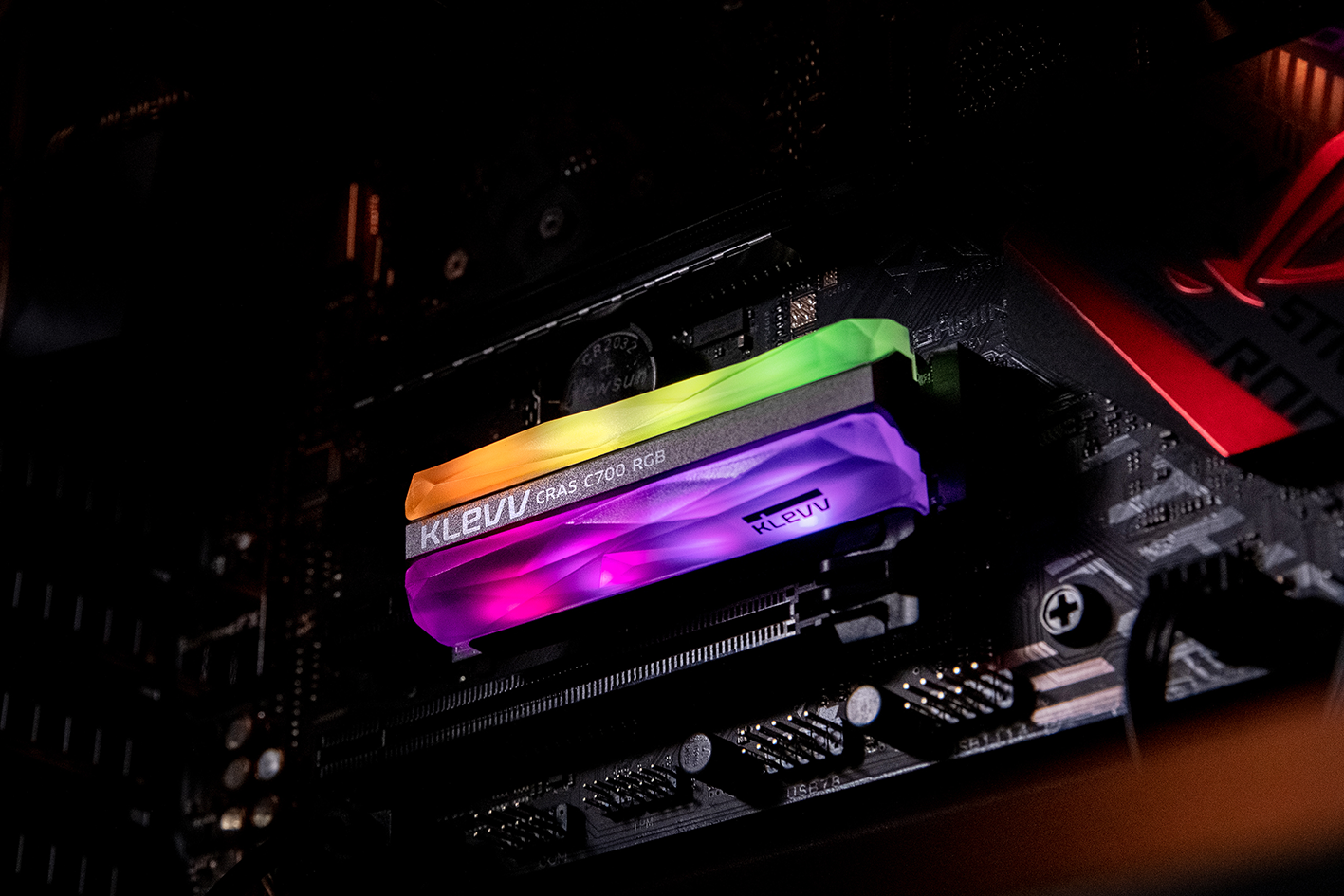  SSD KLEVV CRAS C700 RGB 240GB - 3D NAND M.2 NVMe PCIe Gen 3x4 ( K240GM2SP0-C7R ) 