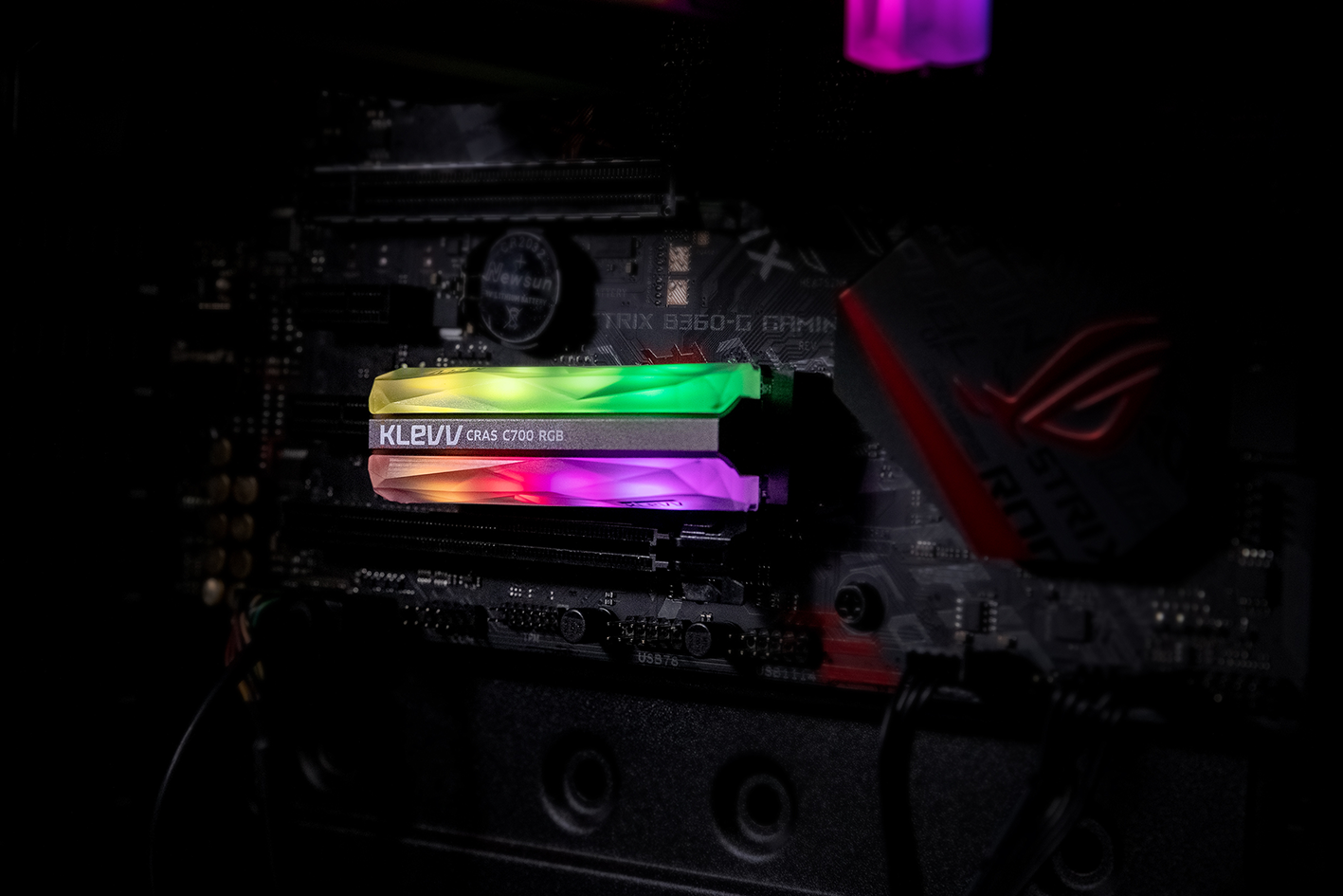 SSD KLEVV CRAS C700 RGB 240GB - 3D NAND M.2 NVMe PCIe Gen3x4 ( K240GM2SP0-C7R )