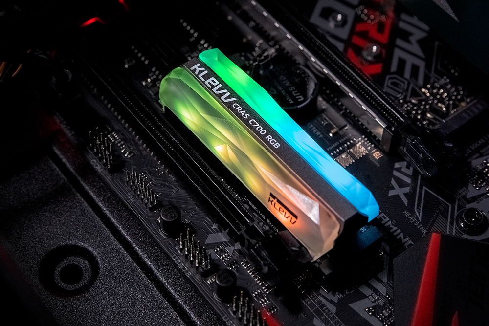  SSD KLEVV CRAS C700 RGB 240GB - 3D NAND M.2 NVMe PCIe Gen 3x4 ( K240GM2SP0-C7R ) 