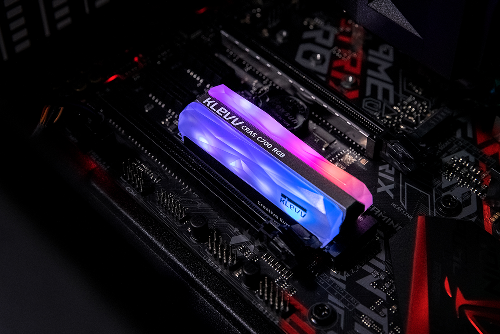 SSD KLEVV CRAS C700 RGB 240GB - 3D NAND M.2 NVMe PCIe Gen3x4 ( K240GM2SP0-C7R )