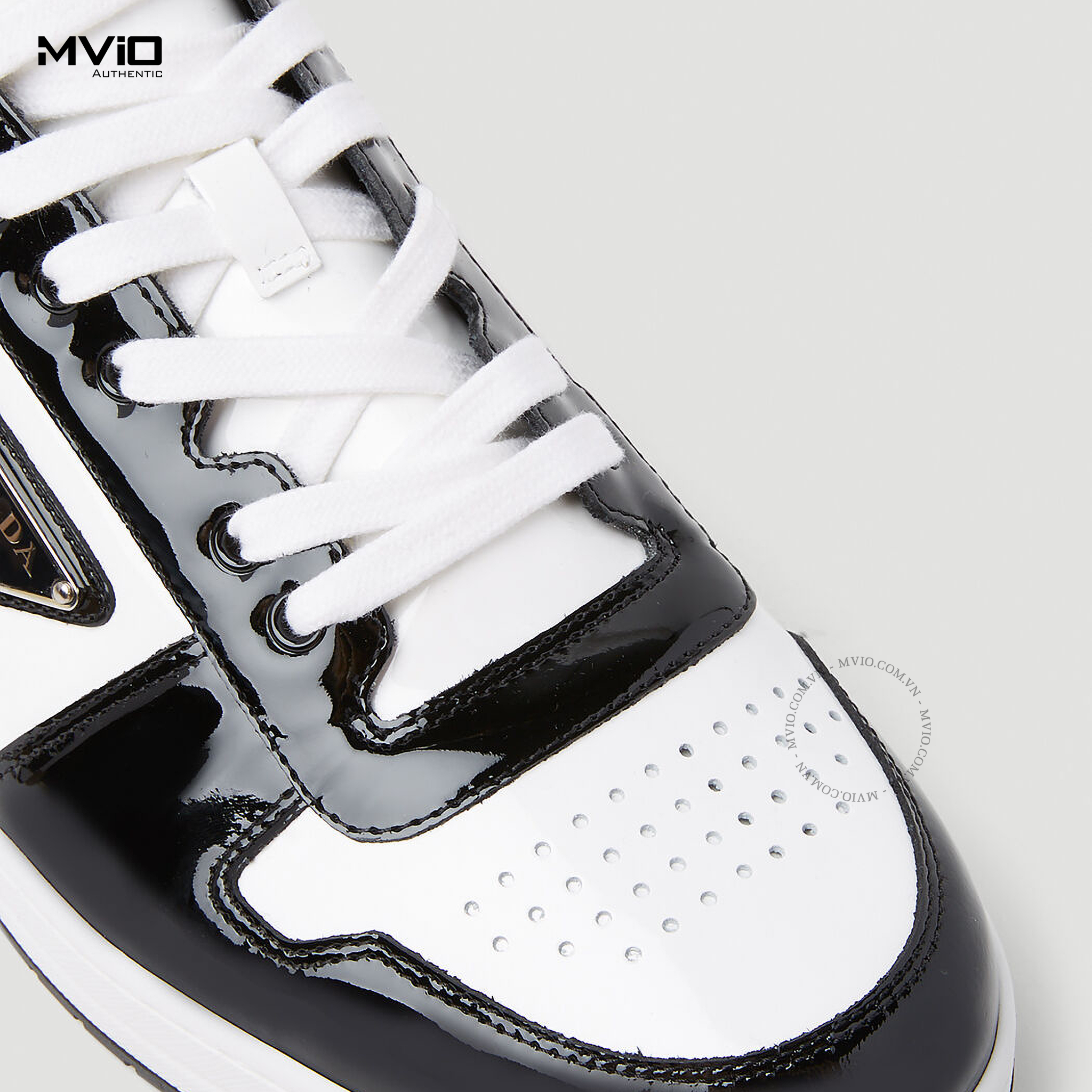 Sneaker Prada Đen Trắng Bóng 2EE304