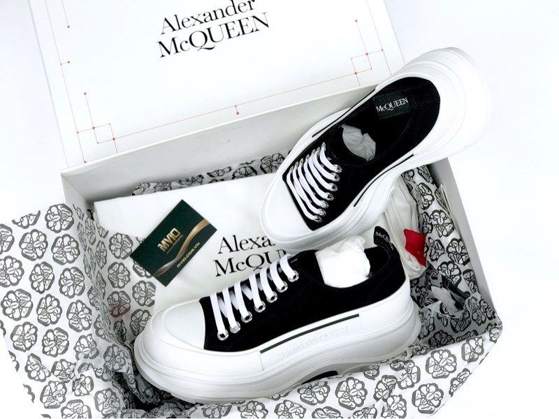 Sneaker Alexander McQueen Đen Đế Dầy