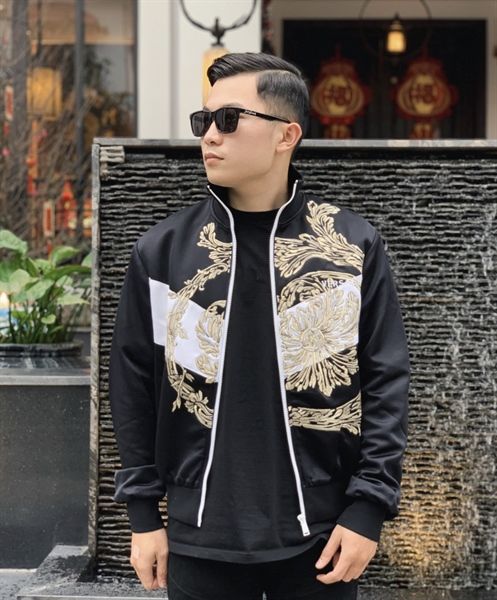 Khoác Versace Đen Thêu Họa Tiết Vàng A81493