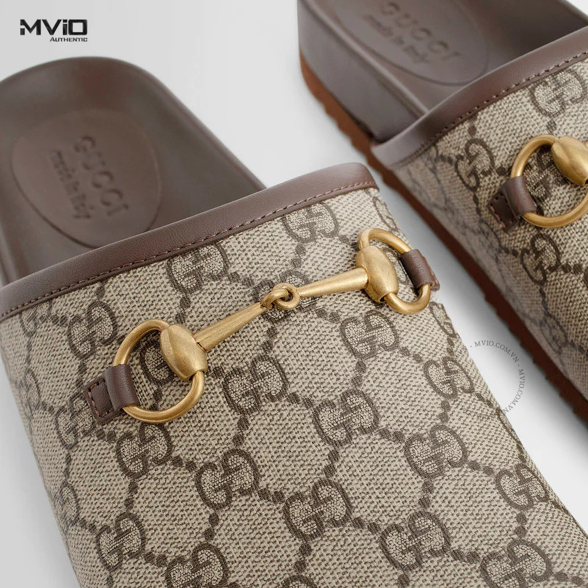 SLIPPER GUCCI NÂU LOGO GG CANVAS KHÓA GOLD 749908