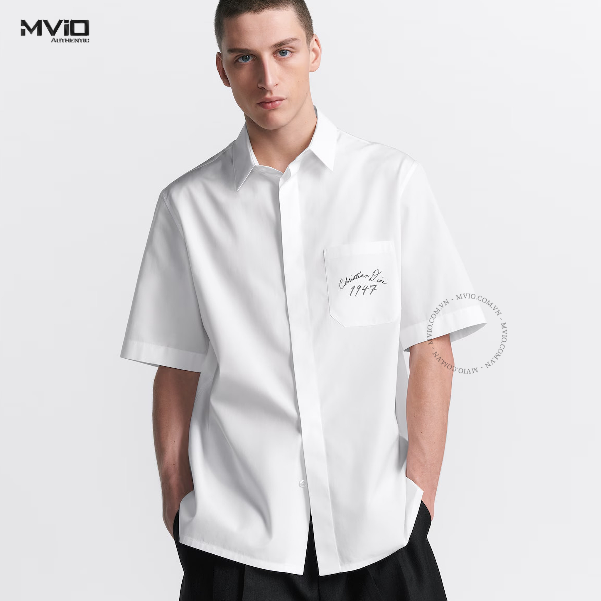 SƠ MI DIOR CỘC TAY TRẮNG CHỮ TÚI NGỰC 1947 493C521A1581 003