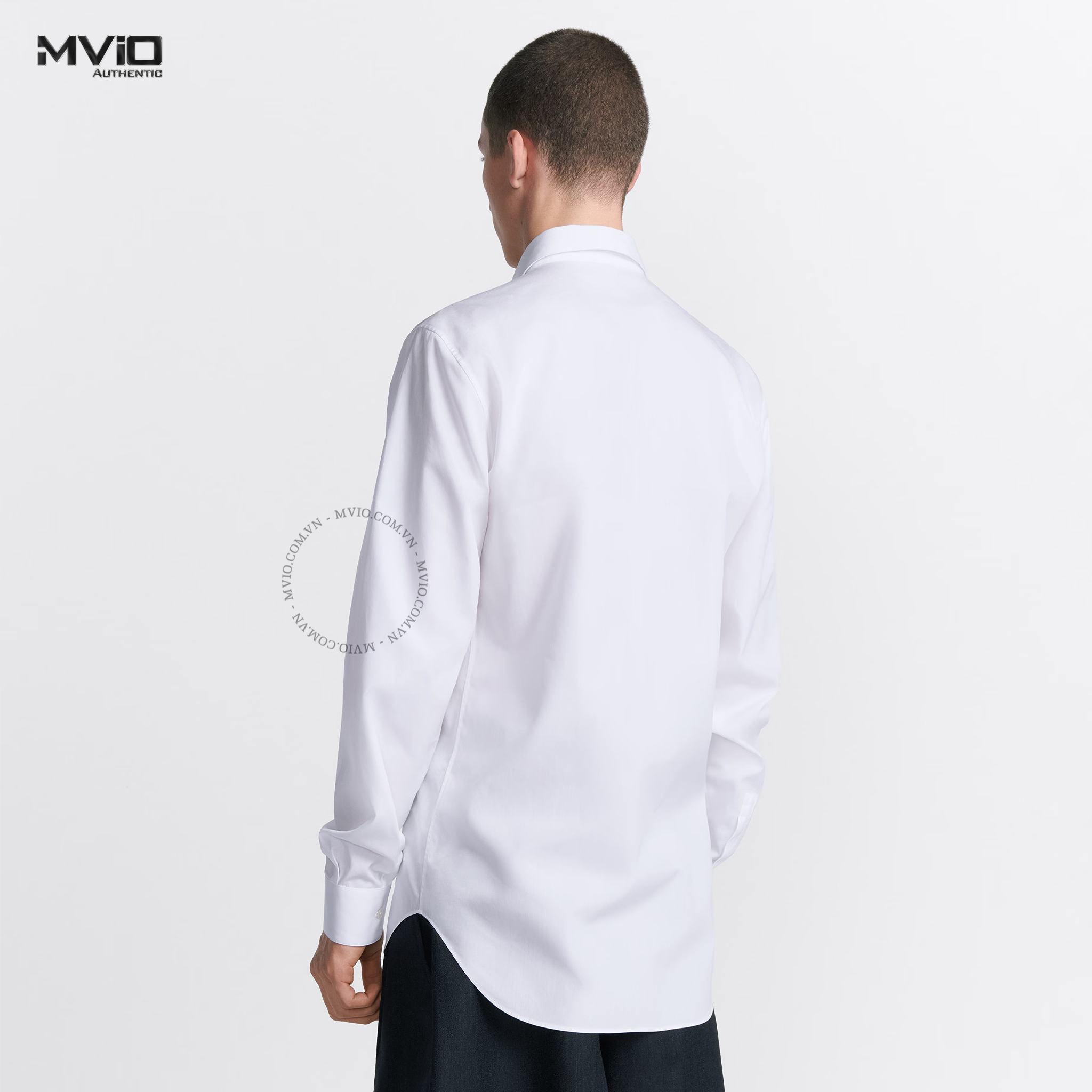 SƠ MI DIOR DÀI TAY TRẮNG CHỮ TÚI 1947 493C521A1581 004
