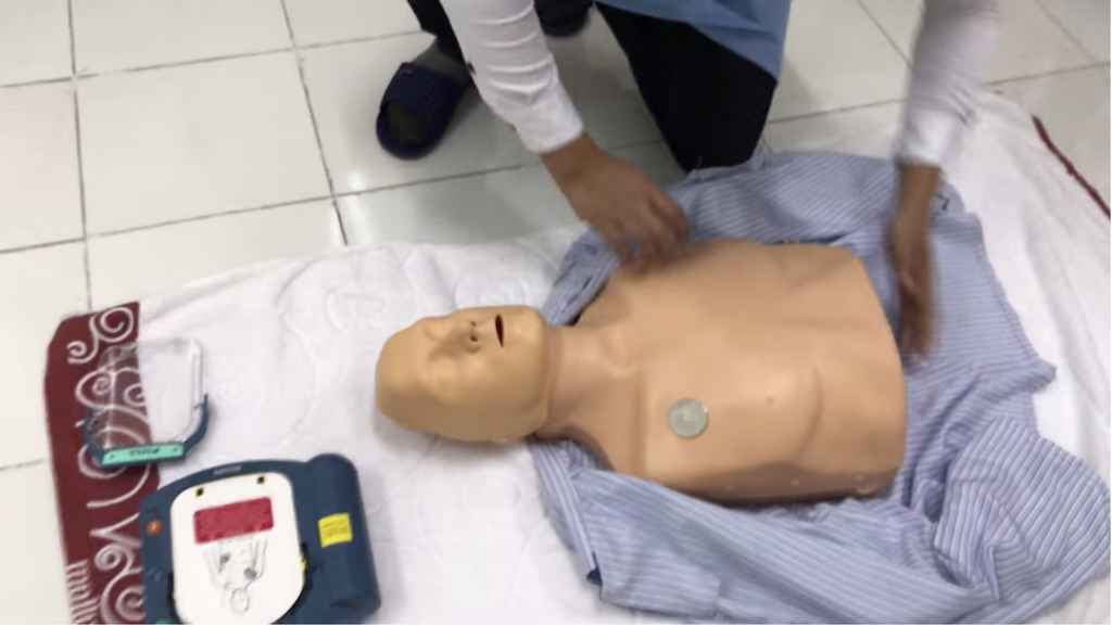  介護実習生　AED実技訓練 