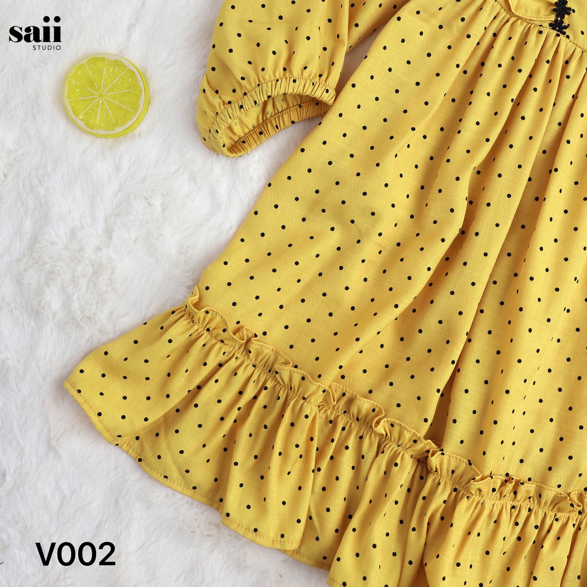 Váy chấm bi cổ vuông bèo vai - V002