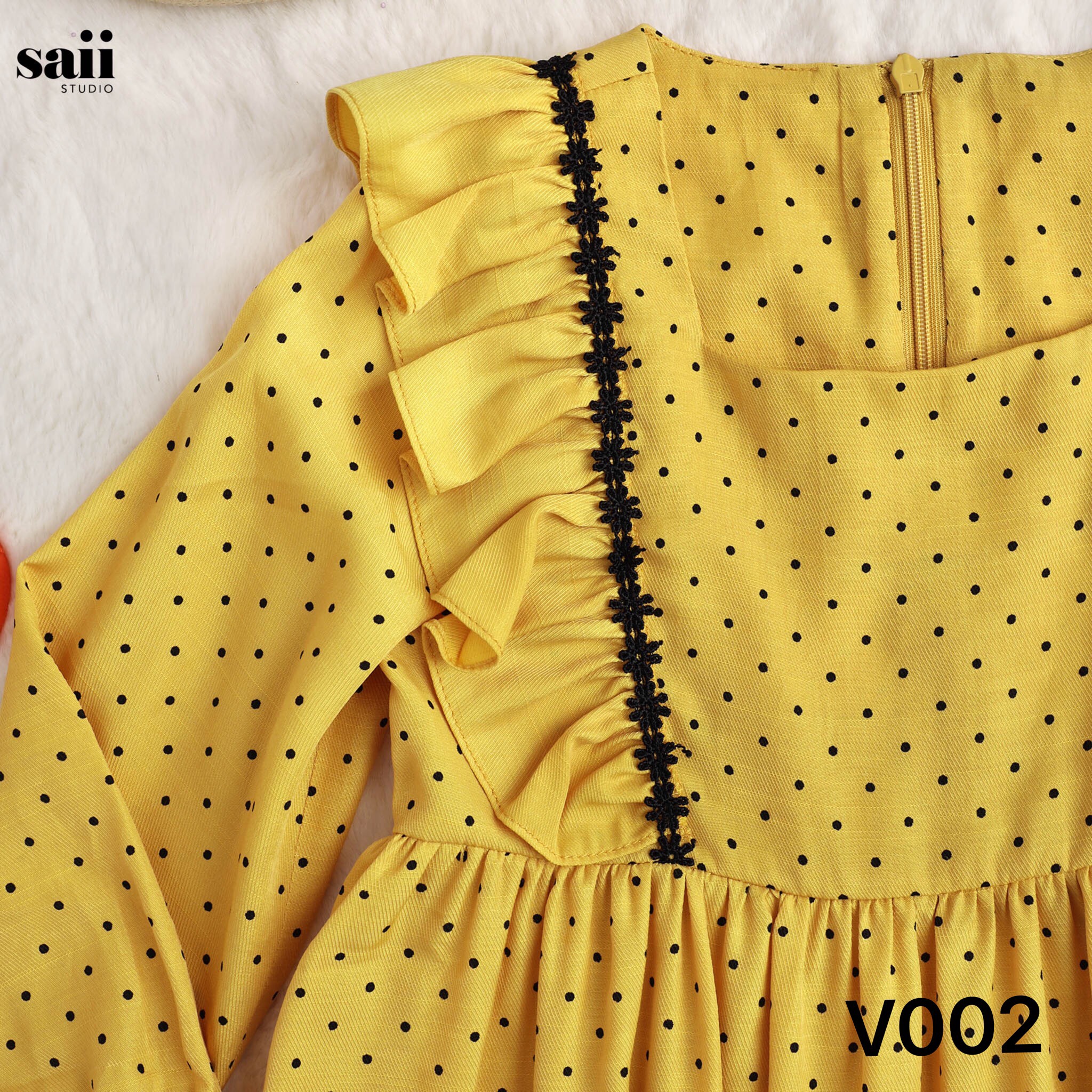 Váy chấm bi cổ vuông bèo vai - V002