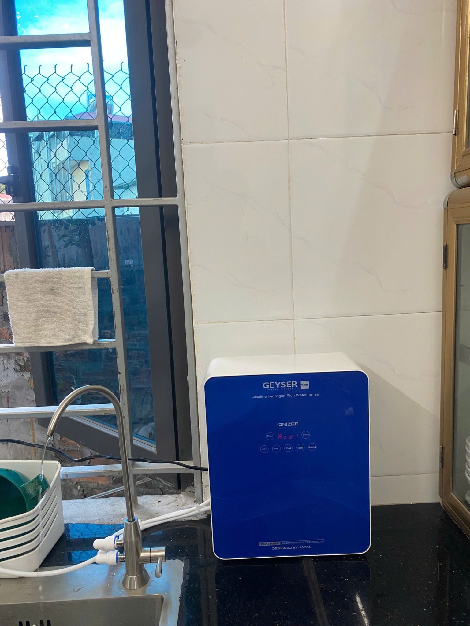 Máy lọc nước ion kiềm giàu hydro Geyser Ecotar 9 Slim T