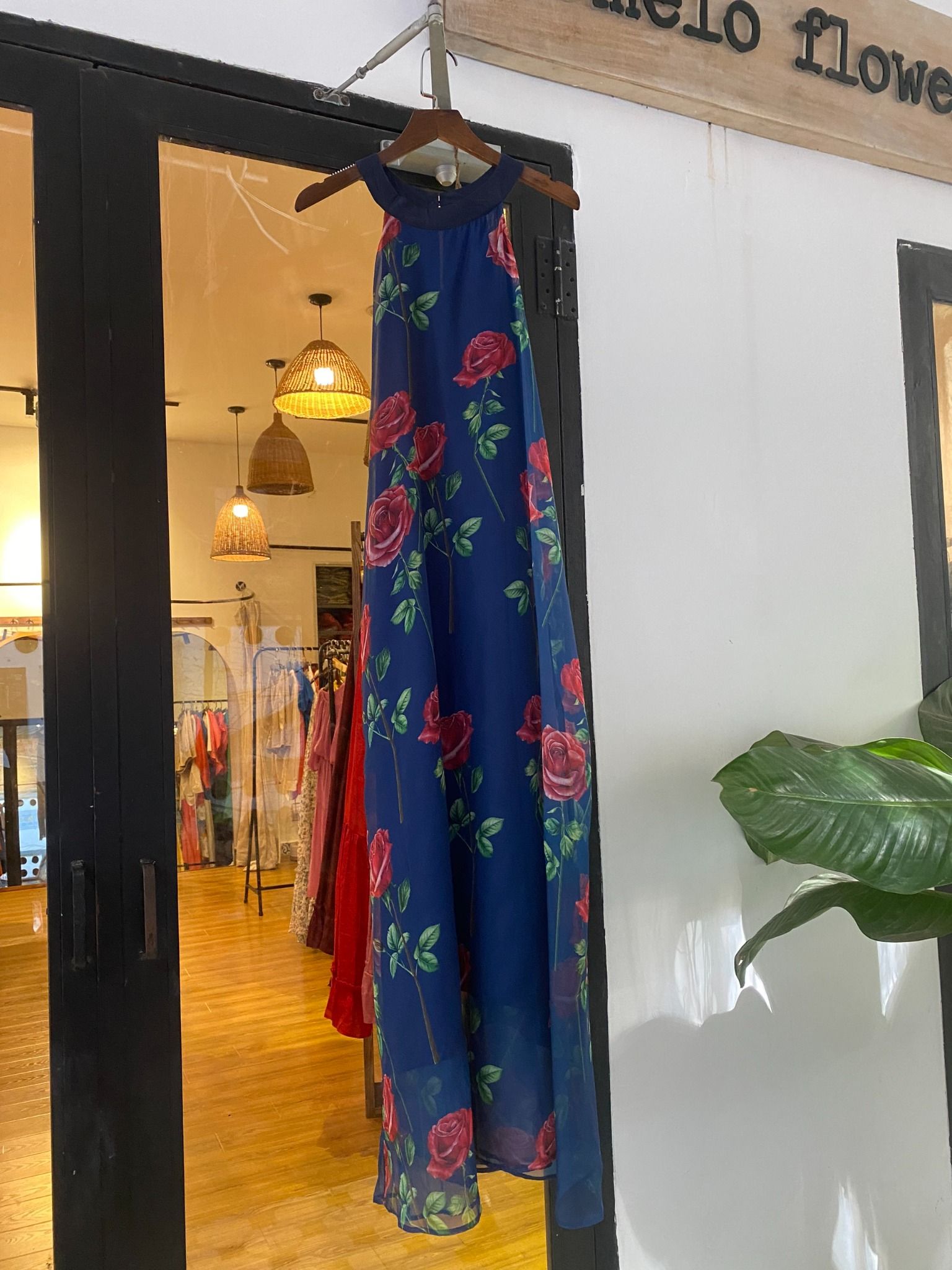 D654 - Đầm cổ yếm in hoa hồng
