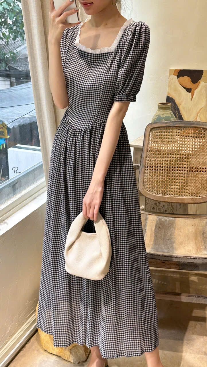 Florence Dress - Đầm thêu hoa hồng cổ vuông D964