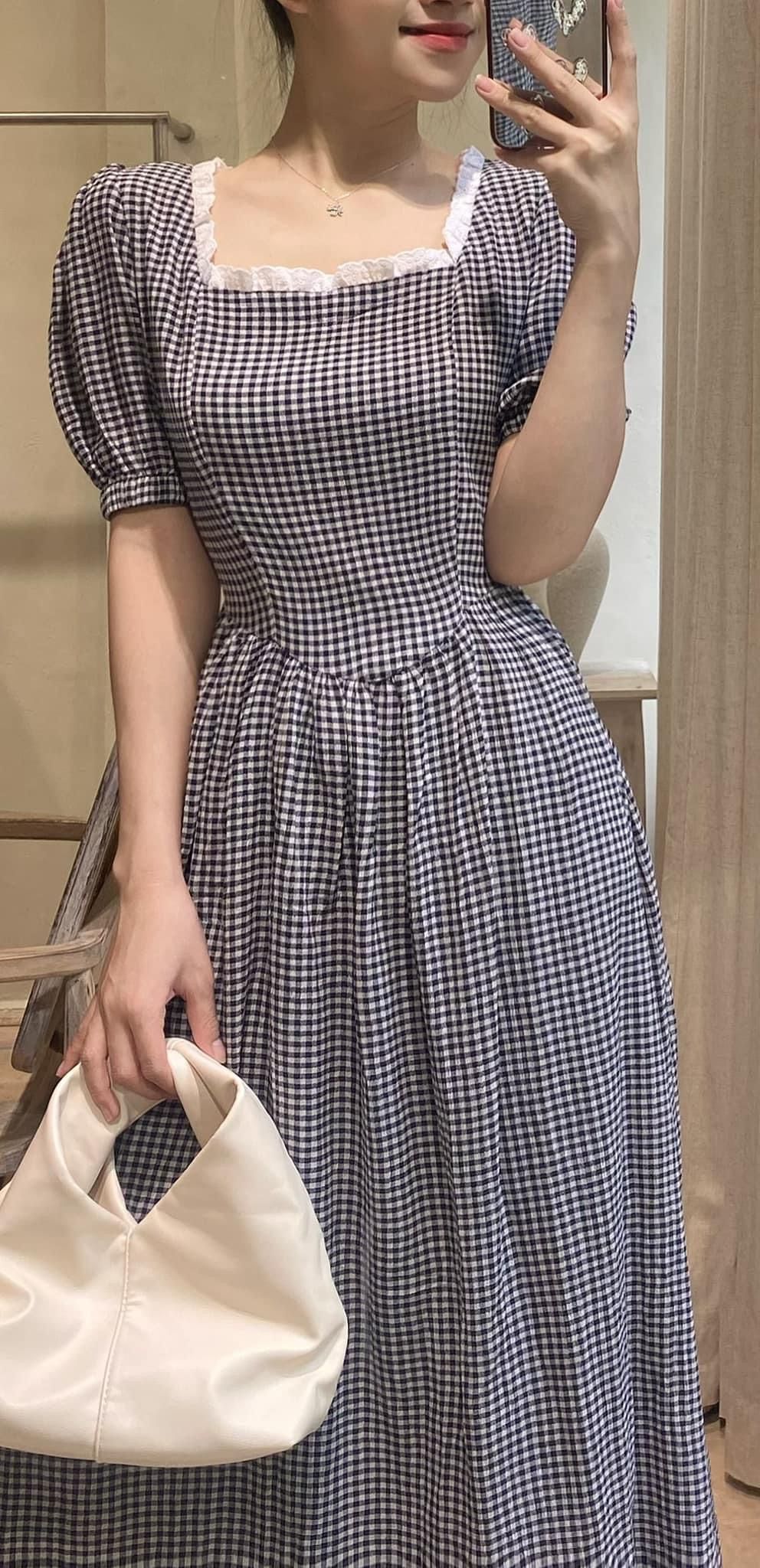 Florence Dress - Đầm thêu hoa hồng cổ vuông D964