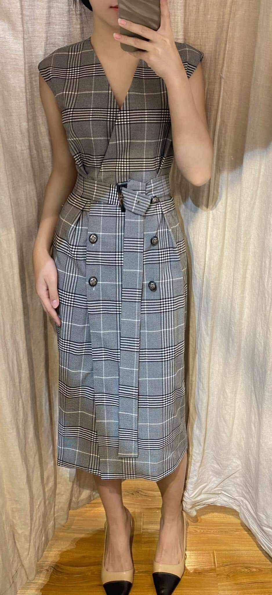 - Đầm kẻ công sở cổ V hai hàng cúc D560