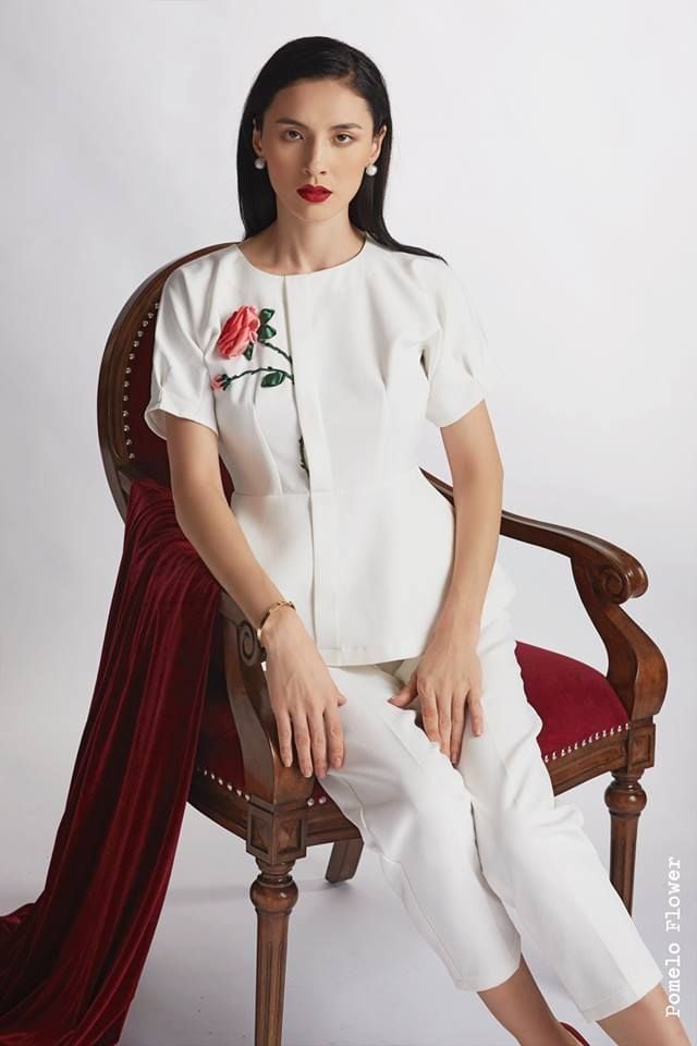 Áo kiểu màu trắng thêu hoa hồng / hoa trà A125 A126