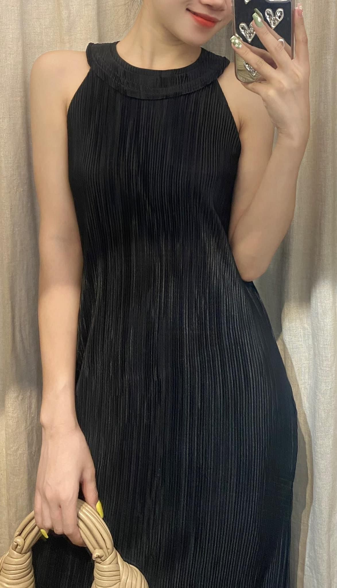 Gracelynn Dress - Đầm dập ly đen cổ bèo D157