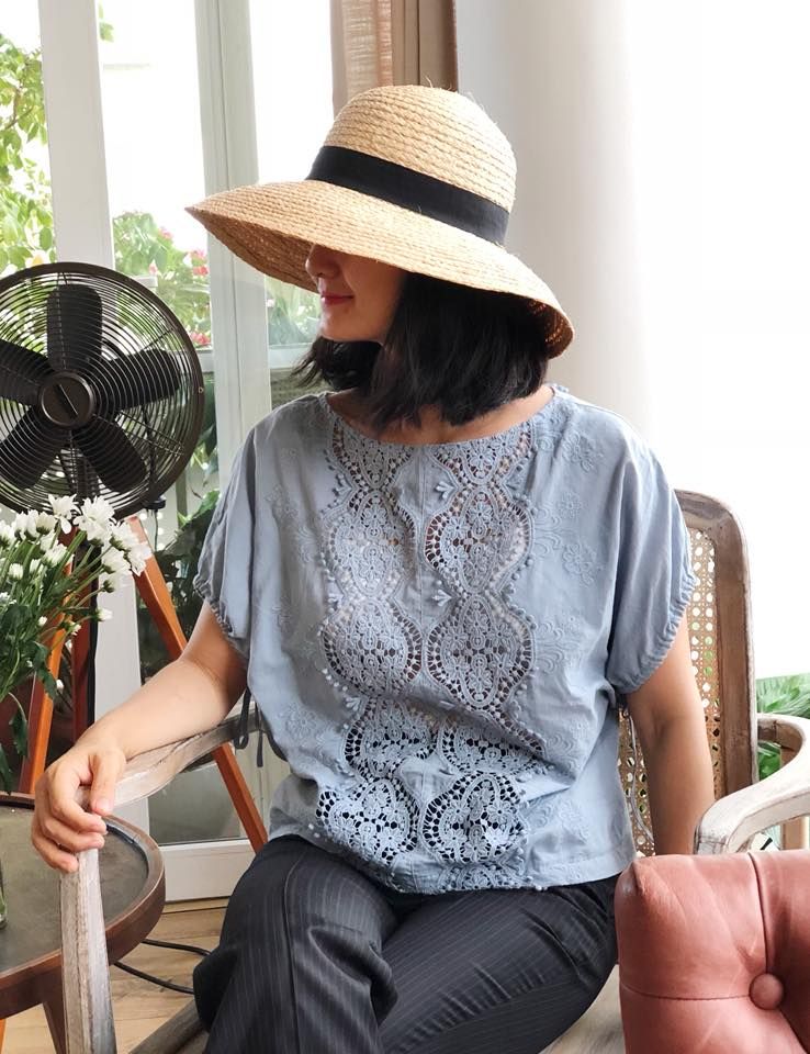 Áo xanh cotton thêu ren giữa A212