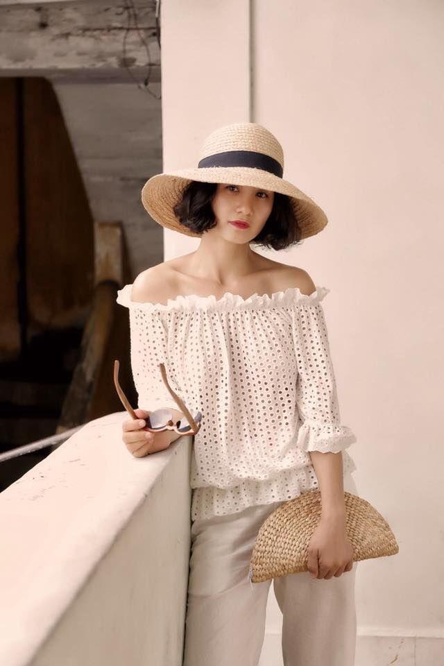 Áo ren trắng lỗ tròn trễ vai A214