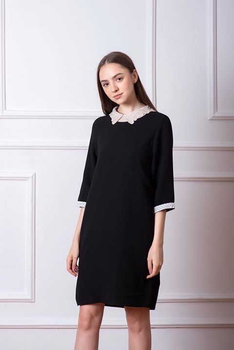 Myra Dress - Đầm suông đen thêu cổ, tay áo viền ren D394