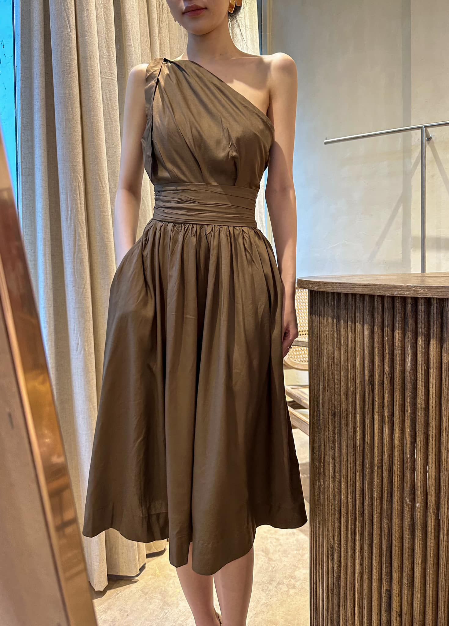 Lalyn Dress - Đầm Lệch Vai Nhấn Eo L31
