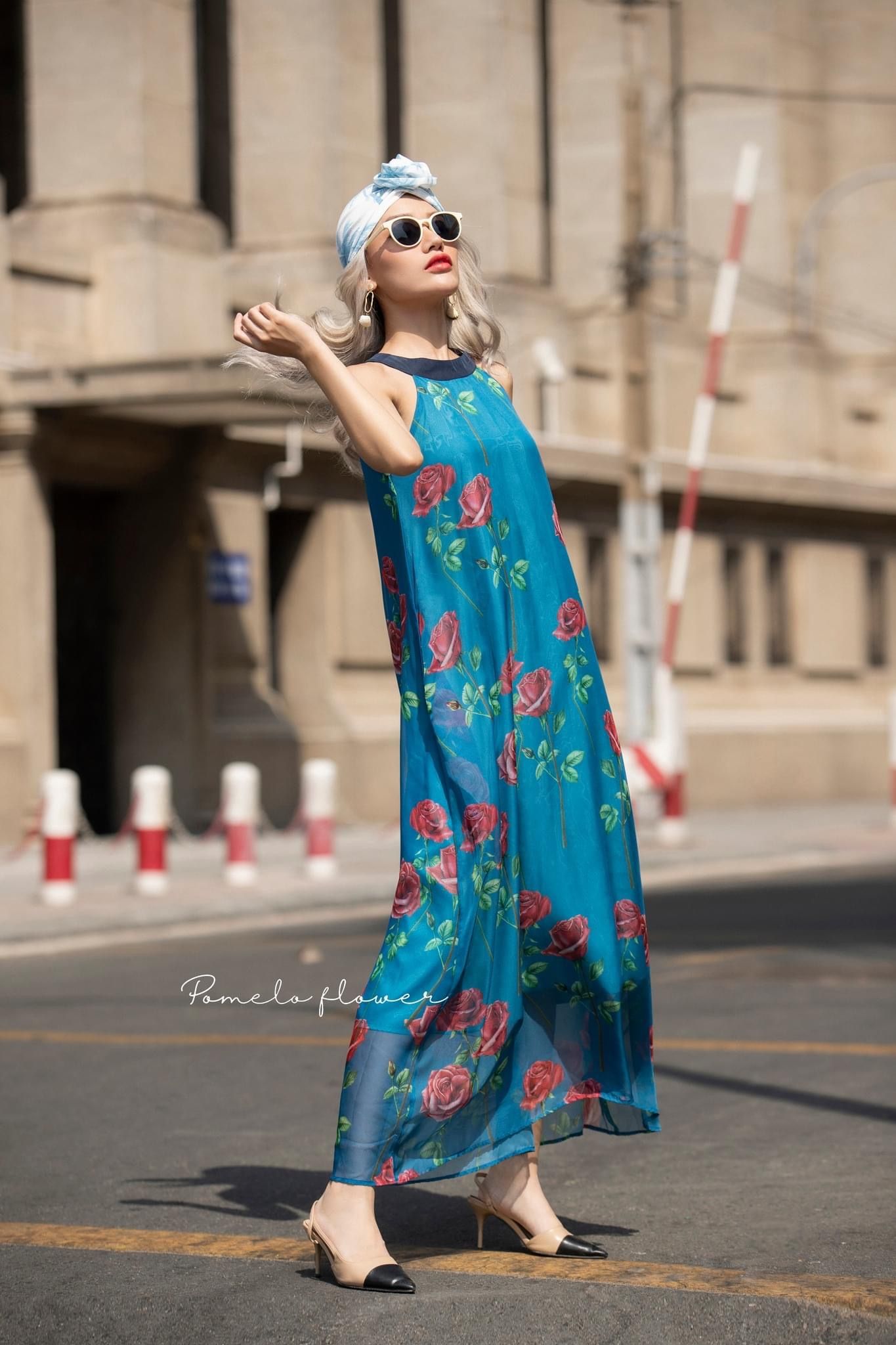D654 - Đầm cổ yếm in hoa hồng