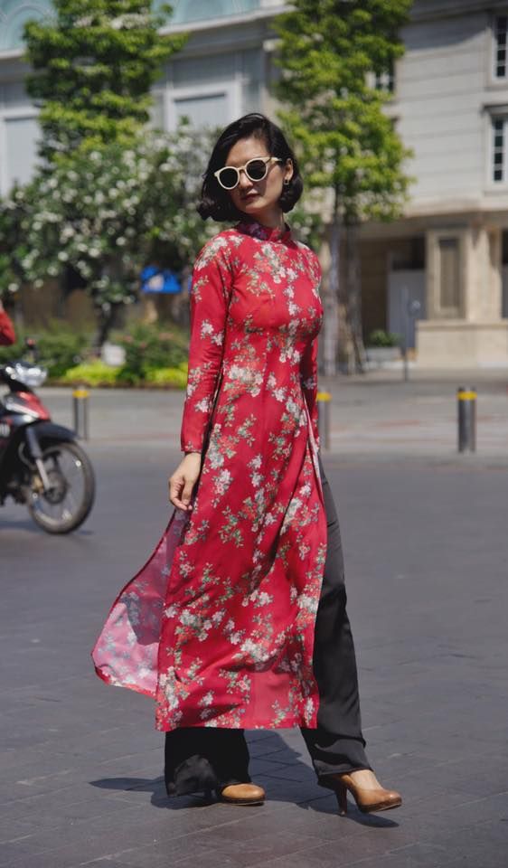 Áo dài voan đỏ chùm hoa nhí