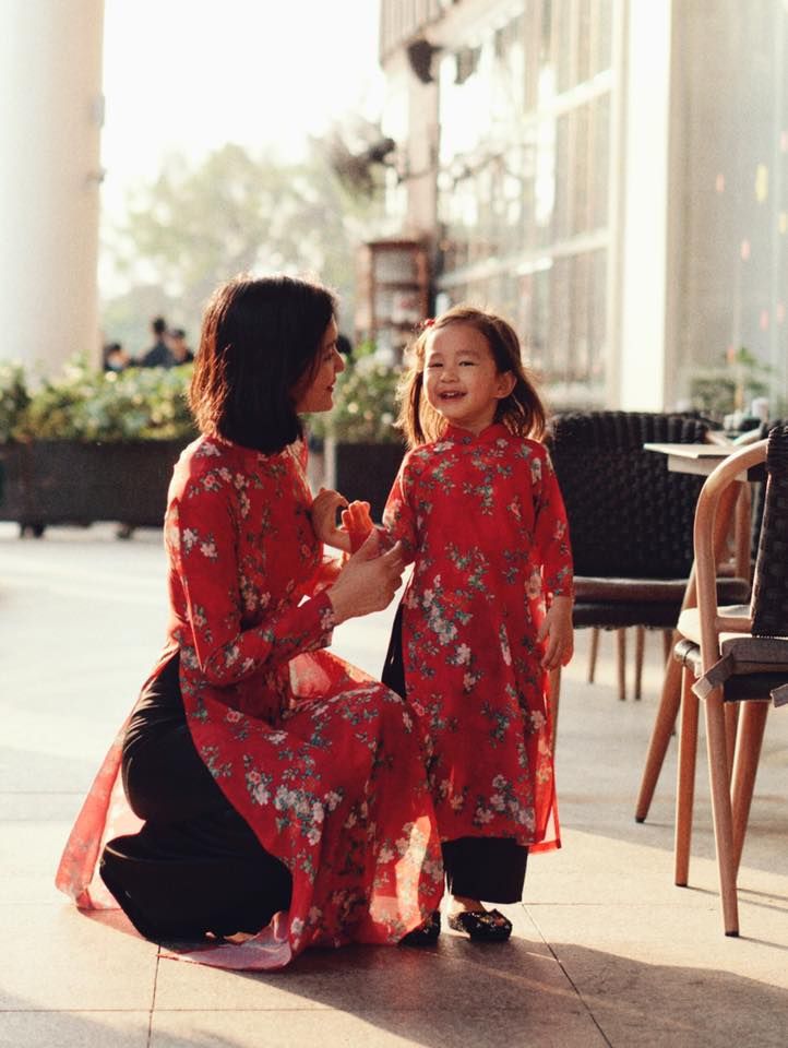 Áo dài em bé voan đỏ in hoa nhí