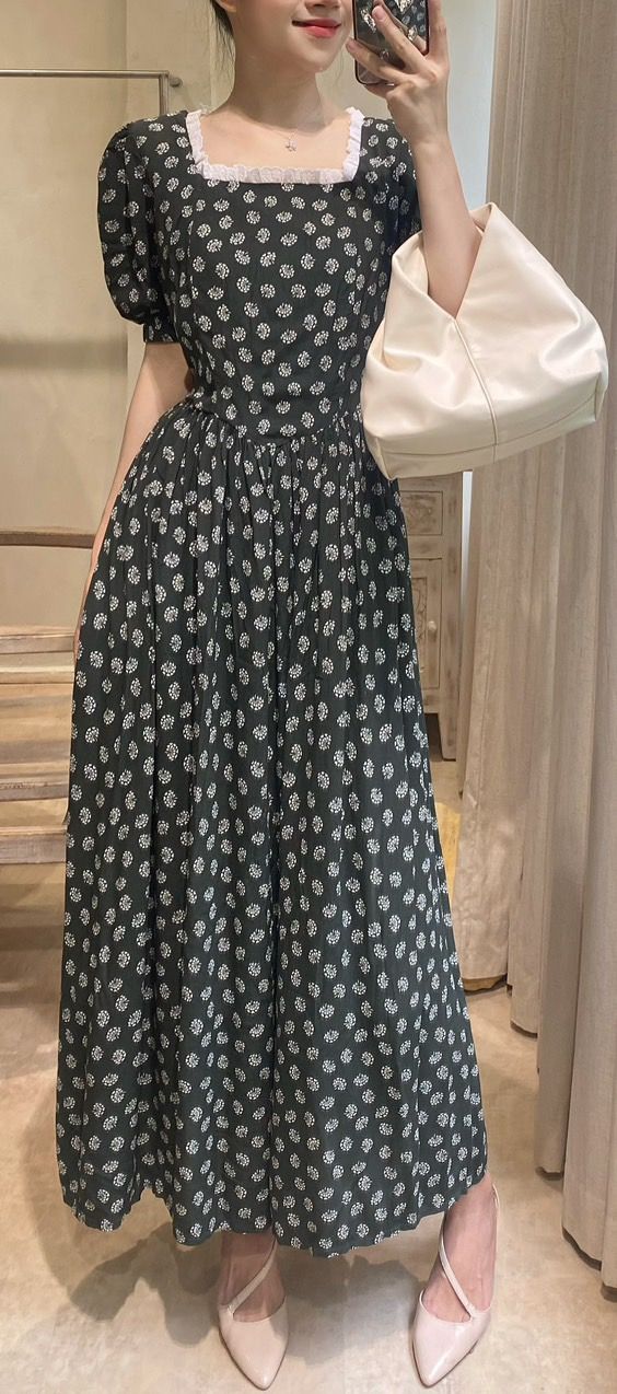 Florence Dress - Đầm thêu hoa hồng cổ vuông D964