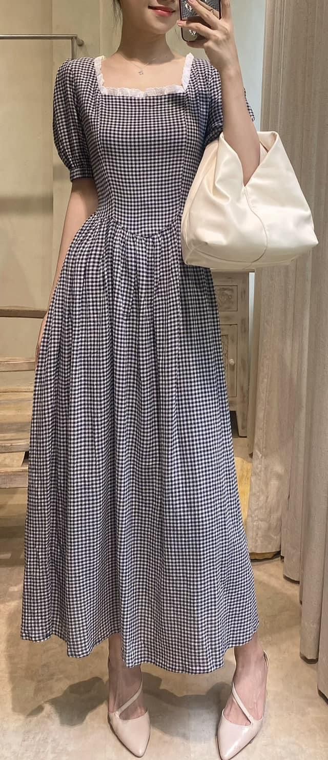 Florence Dress - Đầm thêu hoa hồng cổ vuông D964