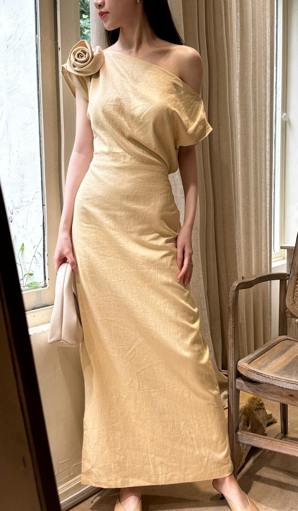Zinnia Dress - Đầm Linen Lệch Vai Hoa Hồng D989