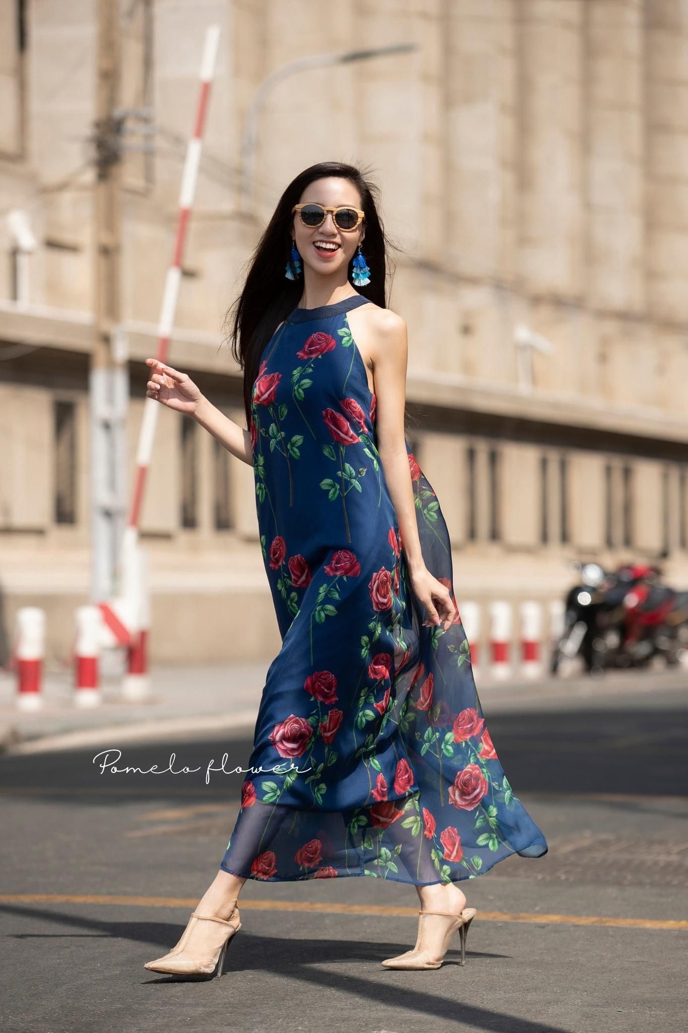 D654 - Đầm cổ yếm in hoa hồng