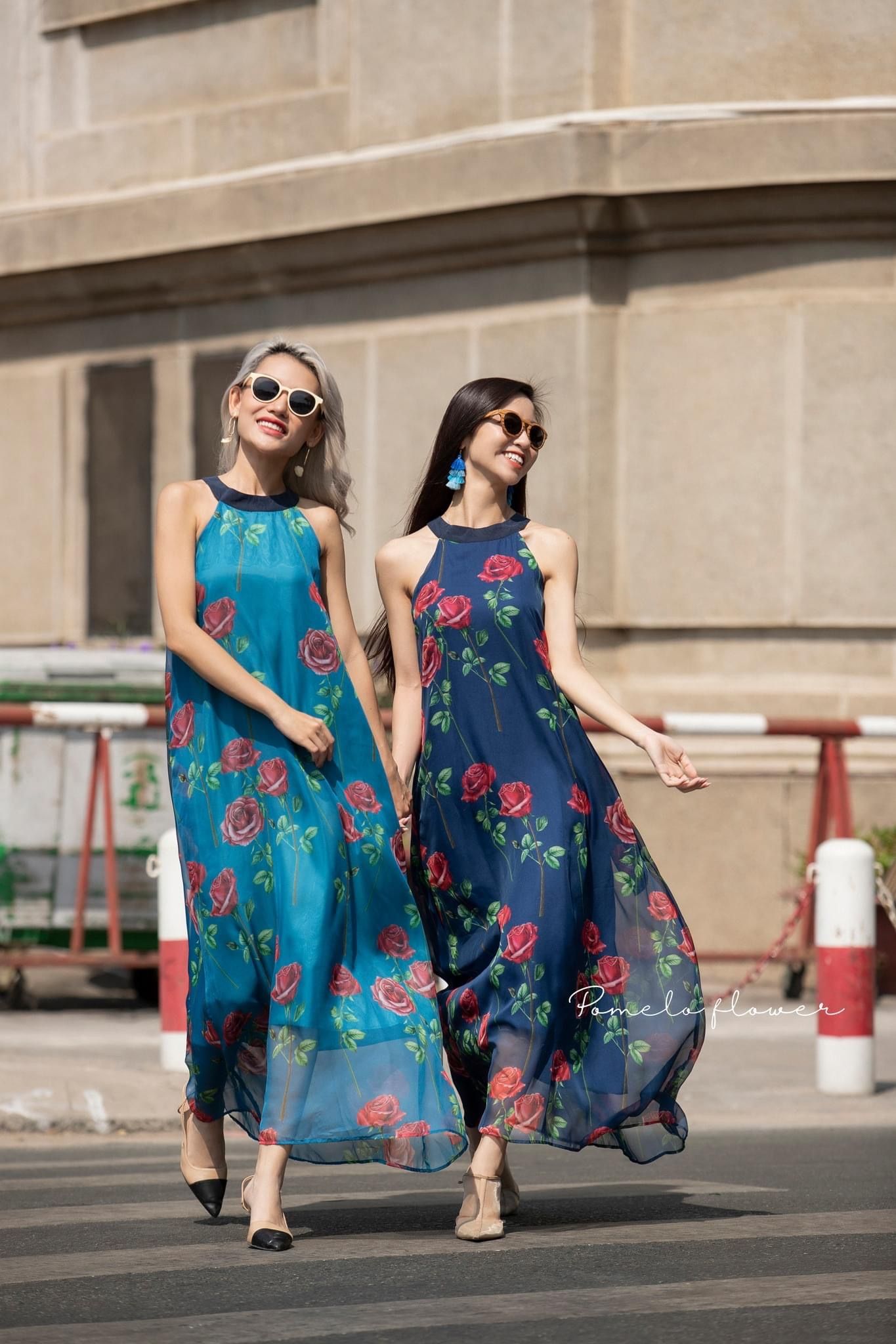 D654 - Đầm cổ yếm in hoa hồng