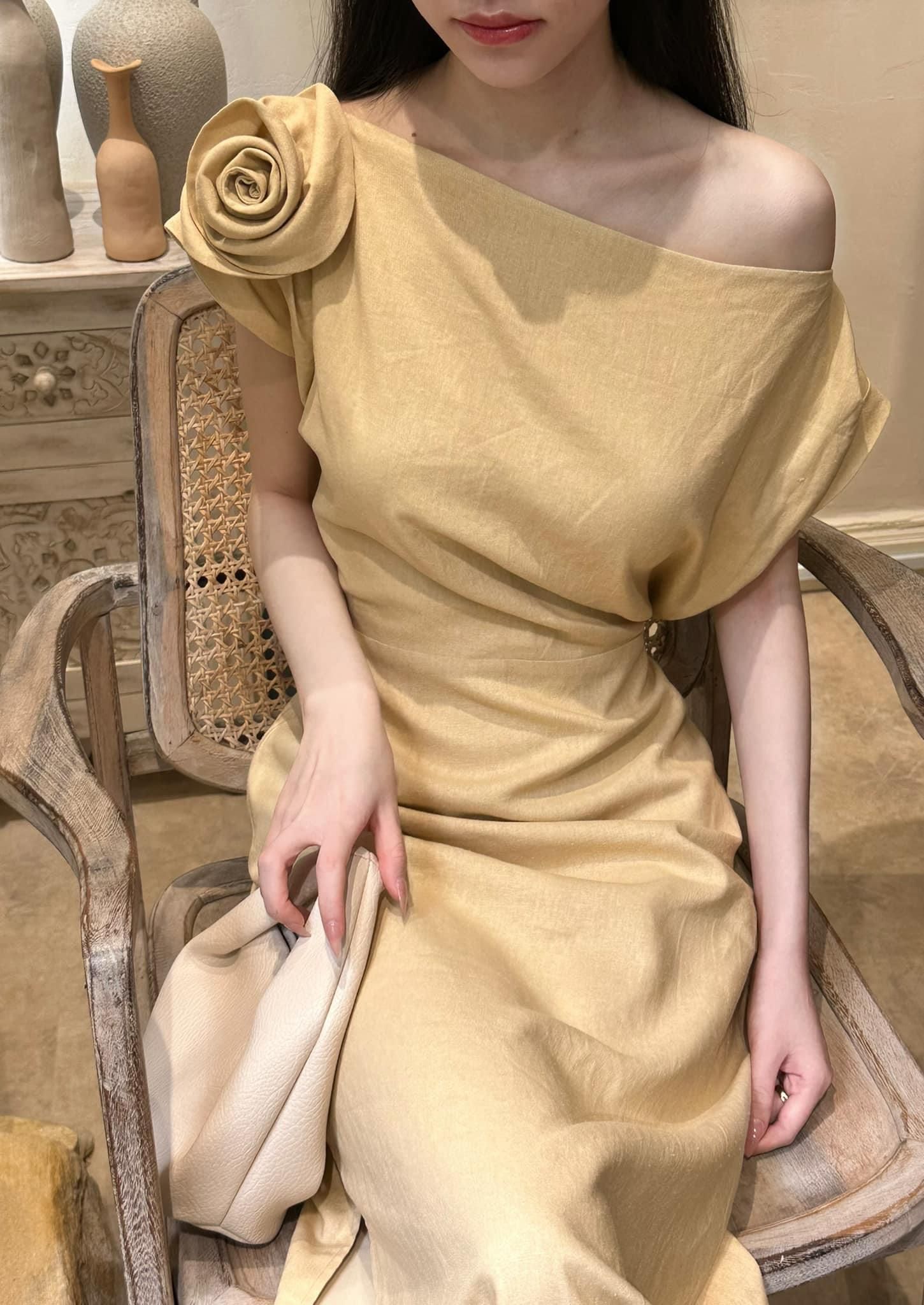 Zinnia Dress - Đầm Linen Lệch Vai Hoa Hồng D989