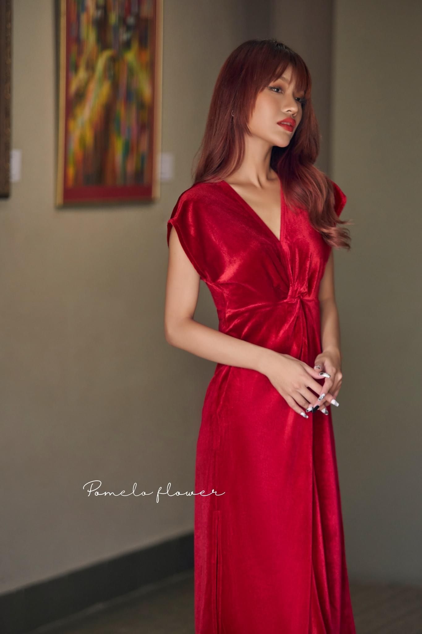 Della Dress - Đầm Nhung Xoắn Eo D909