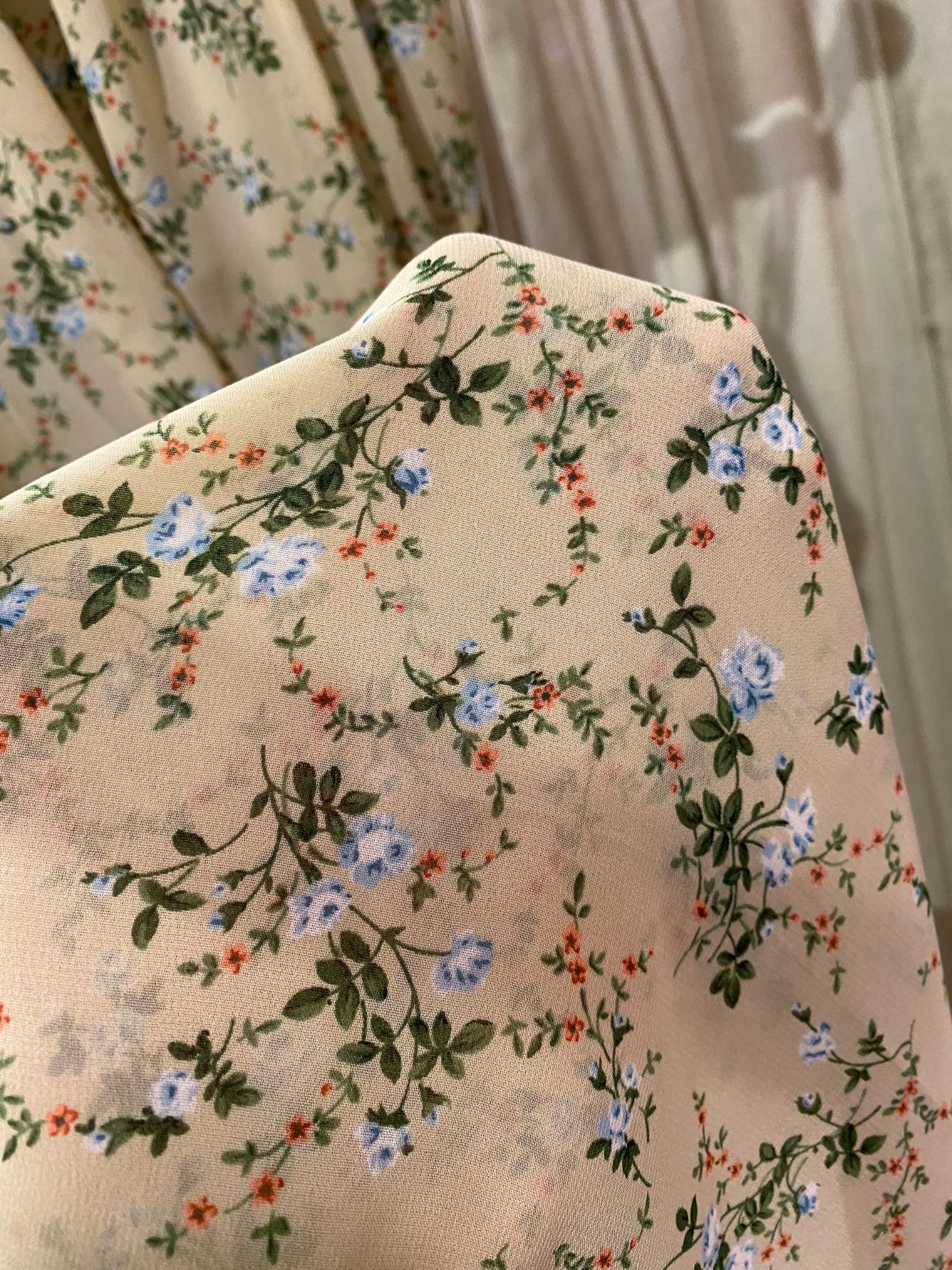 Đầm cổ yếm voan - in bông các màu D698