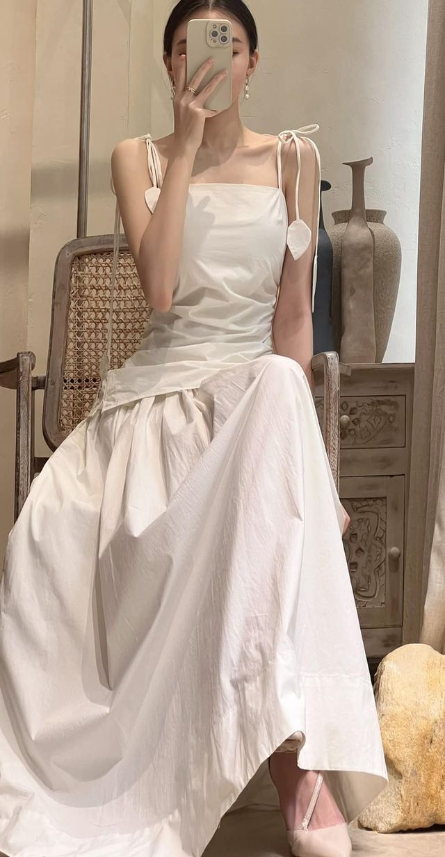 Emilia Set - Set Áo 2 Dây Và Chân Váy