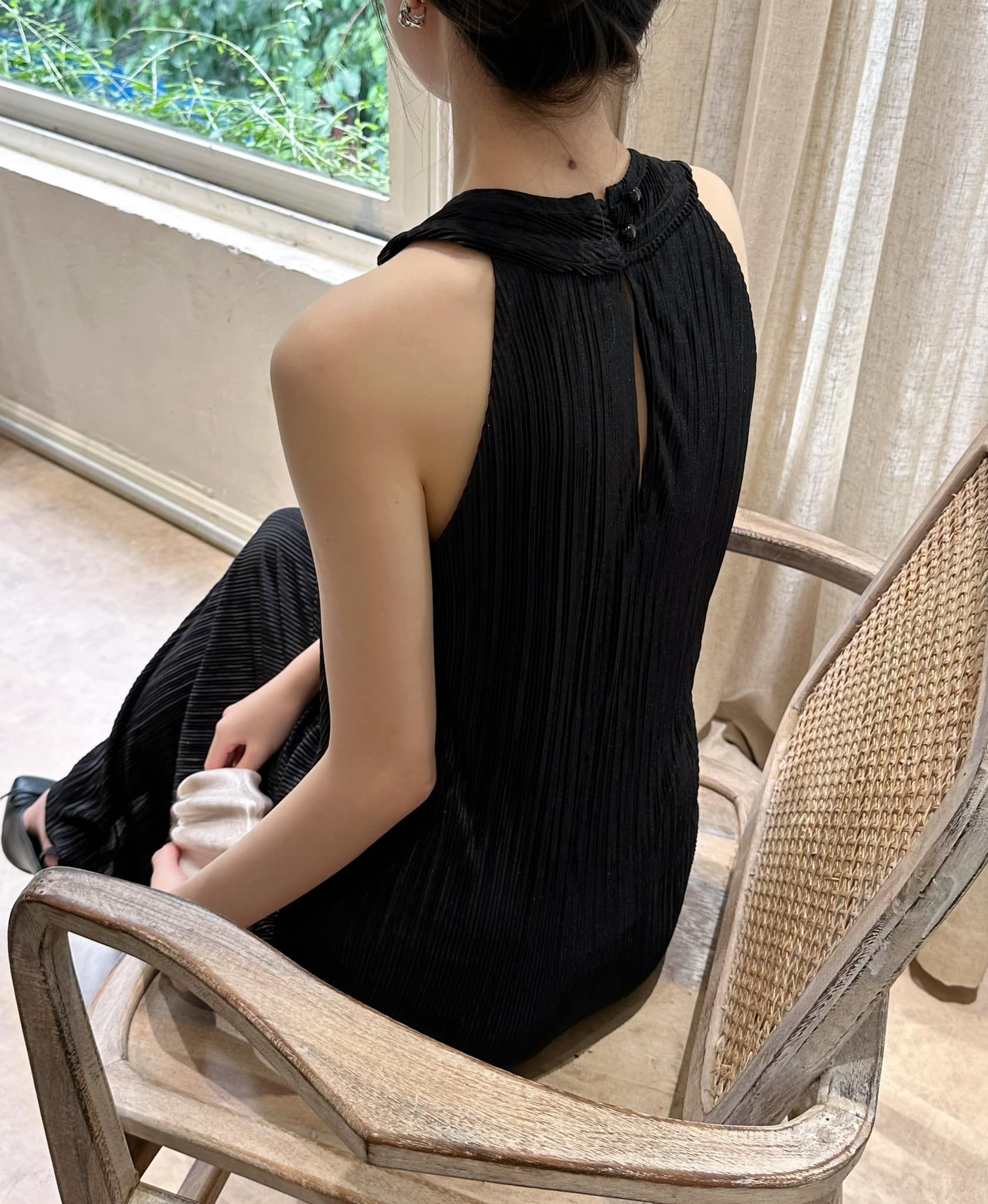 Gracelynn Dress - Đầm dập ly đen cổ bèo D157