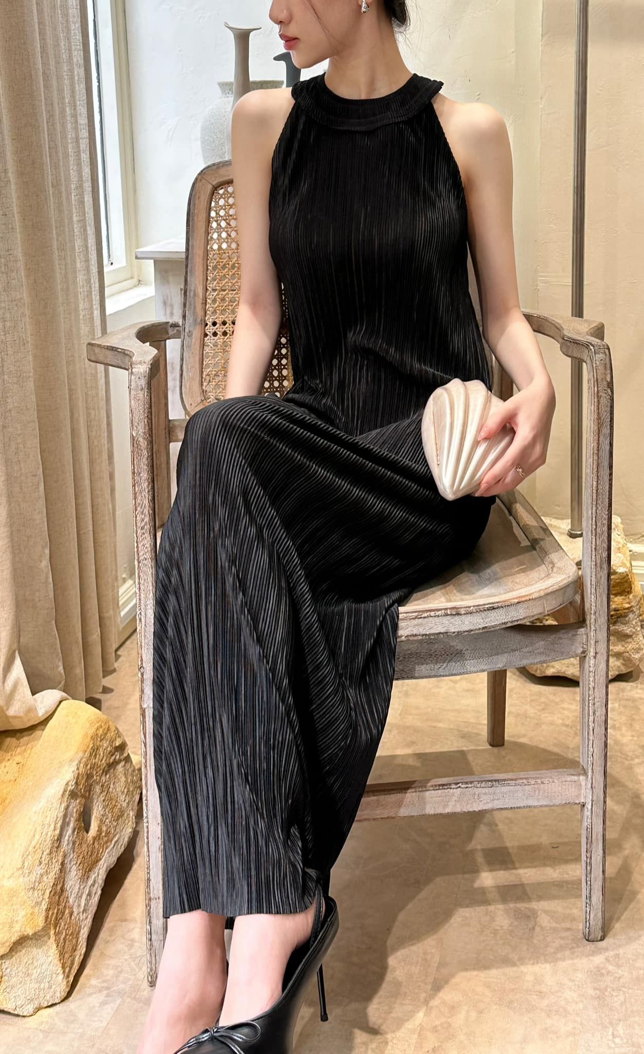 Gracelynn Dress - Đầm dập ly đen cổ bèo D157