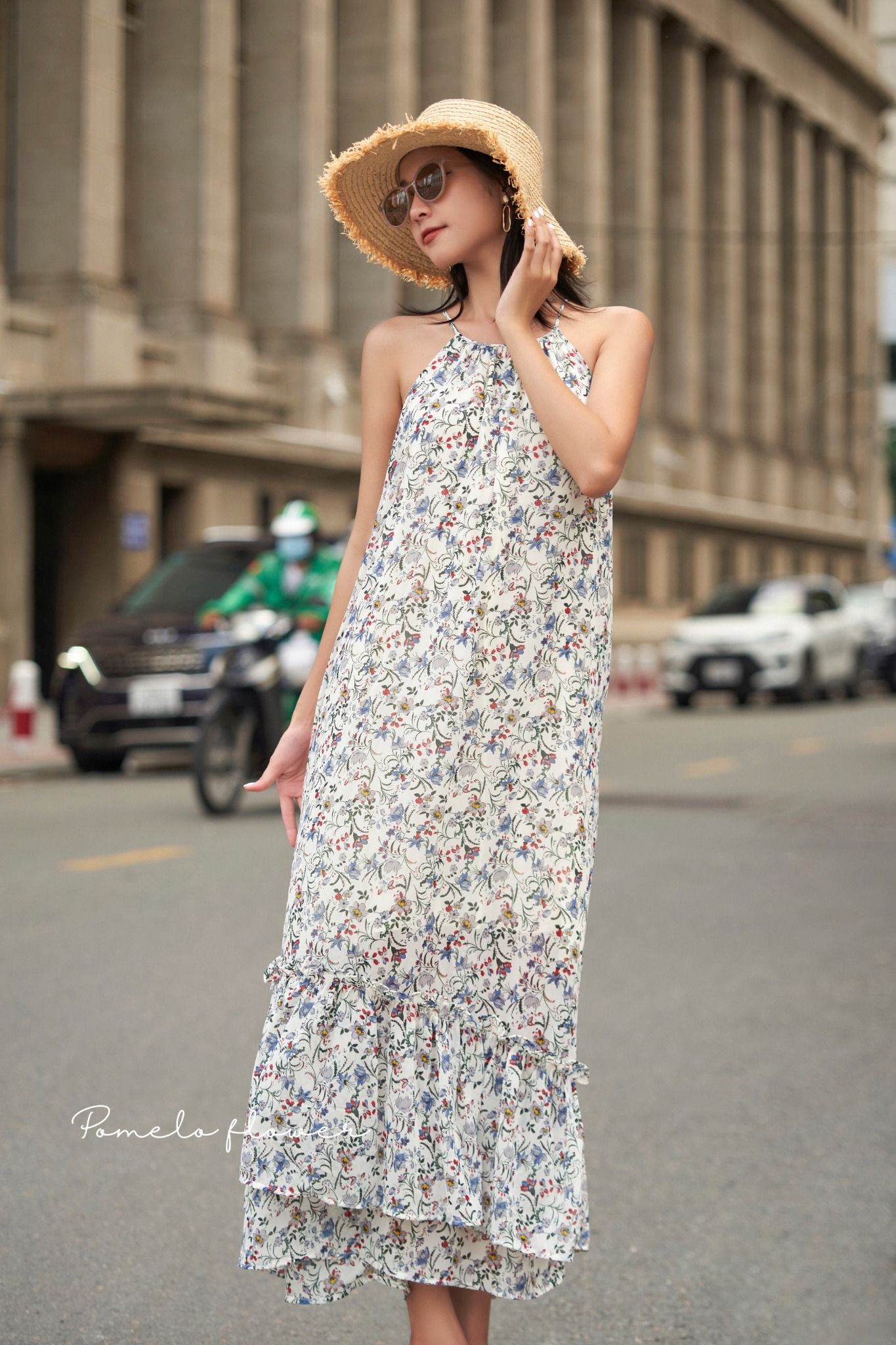 Đầm cổ yếm trắng in bông nhỏ xanh đỏ - D645