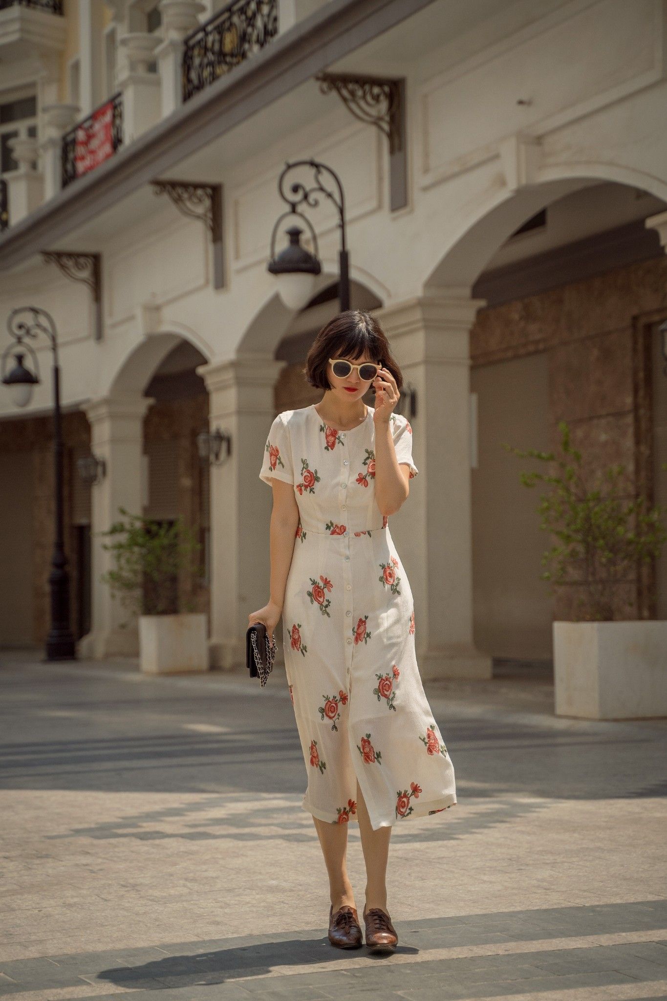 Kira Dress - Đầm trắng thêu hoa hồng cổ tròn, có cúc D240
