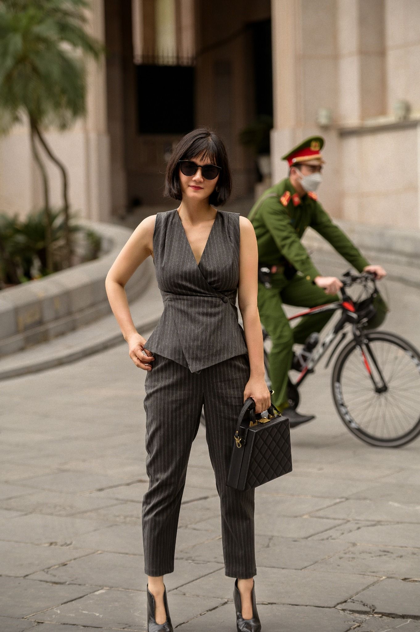 Amira Set- Set áo gile và quần tây kẻ sọc S23