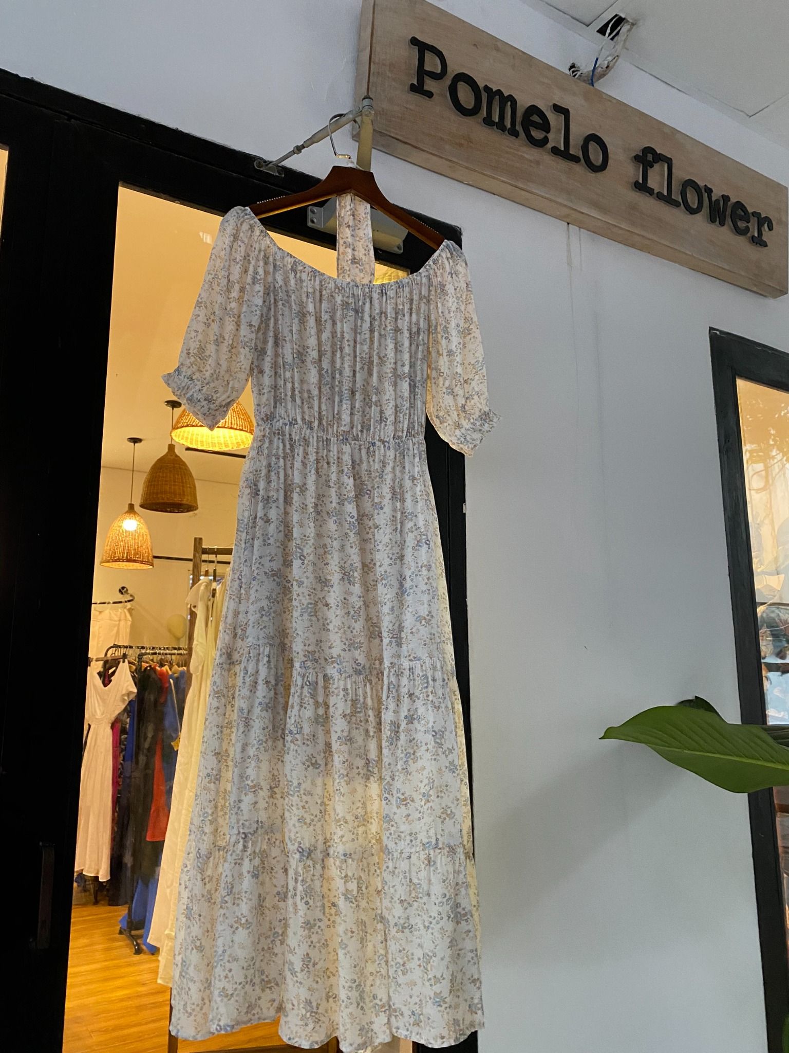 Jamie Dress - Đầm trễ vai xô lụa nền trắng hoa nâu - D619