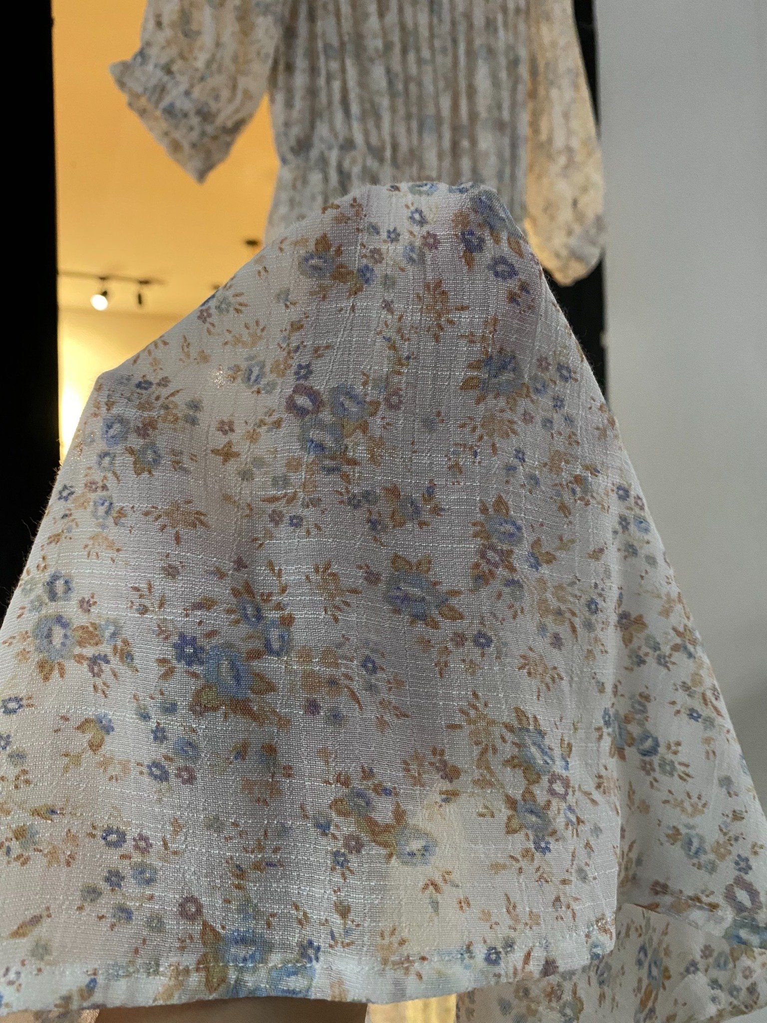 Jamie Dress - Đầm trễ vai xô lụa nền trắng hoa nâu - D619