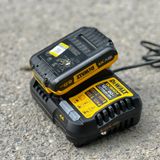 Bộ sạc pin 12-20V/ 4A Dewalt DCB1104